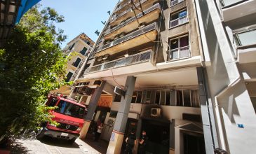 Φωτιά σε ξενοδοχείο στην Ομόνοια – Τρεις τραυματίες