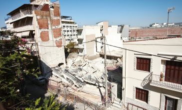 Κατάρρευση πολυκατοικίας στα Πετράλωνα: Ελεύθεροι οι πέντε συλληφθέντες – Περαιτέρω έρευνα διέταξε ο εισαγγελέας