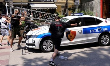 Συγκρούσεις διαδηλωτών με την αστυνομία έξω από το κοινοβούλιο της Αλβανίας