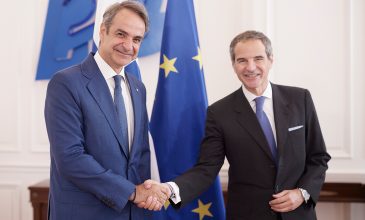 Με τον γενικό διευθυντή του ΔΟΑΕ και υποψήφιο γγ του ΟΗΕ, Ραφαέλ Γκρόσι, συναντήθηκε ο Κυρ. Μητσοτάκης