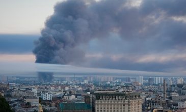 Στις φλόγες το Κίεβο μετά από μεγάλης κλίμακας ρωσική επίθεση – Η Ρωσία εκτόξευσε 74 πυραύλους, 496 drones εναντίον της Ουκρανίας