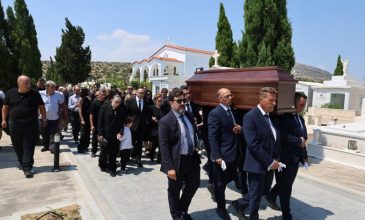Πλήθος κόσμου στην κηδεία του Βασίλη Λεβέντη – Δείτε εικόνες