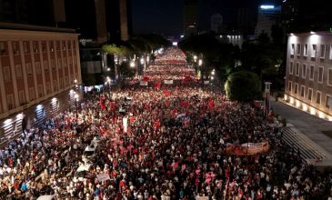 «Η Αλβανία δεν πωλείται» – Νέα, μαζική κινητοποίηση στα Τίρανα κατά του σχεδίου ανέγερσης τουριστικού συγκροτήματος που συνδέεται με την οικογένεια Τραμπ