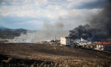Φωτιά στο Ωραιόκαστρο: Συνεχίζεται η επιχείρηση κατάσβεσης στο εργοστάσιο ανακυκλώσιμων υλικών