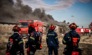 Χωρίς ενεργό μέτωπο πλην του εργοστασίου ανακύκλωσης η φωτιά στο Ωραιόκαστρο – Επιχειρούν 160 πυροσβέστες, με 52 οχήματα