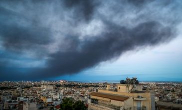 Πυκνοί καπνοί επηρέασαν μεγάλο τμήμα της Θεσσαλονίκης λόγω της φωτιάς στο Ωραιόκαστρο – Πώς αναμένεται να εξελιχθεί το φαινόμενο