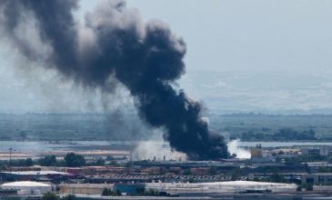 Μήνυμα από το 112 για την μεγάλη φωτιά στο Καλοχώρι – Εκδηλώθηκε σε επιχείρηση με πλαστικά