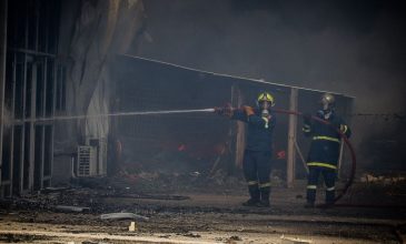 Σε ύφεση η φωτιά σε επιχείρηση στο Καλοχώρι