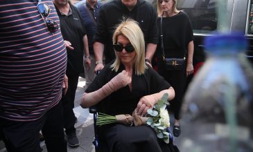 Βαρύ το κλίμα στην κηδεία της Βάγιας Νέστορα στην Κοζάνη: Με αμαξίδιο η κόρη της Αφροδίτη, δίνουν το παρών και οι Μητσοτάκης και Ανδρουλάκης