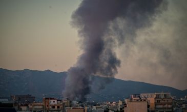 Υπό μερικό έλεγχο η πυρκαγιά σε παλιό κτίριο του θεάτρου Μπάντμιντον στο Μητροπολιτικό Πάρκο Γουδή