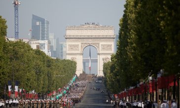 Εντυπωσιακές εικόνες και βίντεο από την μεγαλειώδη παρέλαση για την Ημέρα της Βαστίλης στο Παρίσι – Έστειλε μήνυμα στρατιωτικής ισχύος και ευρωπαϊκής αλληλεγγύης