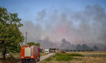 Ξέσπασε μεγάλη φωτιά στην Σουρωτή Θεσσαλονίκης – Μήνυμα από το 112