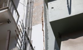 Ρωγμές σε περίπου 200 διαμερίσματα στην Κυψέλη από τις εργασίες για το Μετρό – Ανεξάρτητοι εμπειρογνώμονες θα ελέγξουν τα κτίρια 