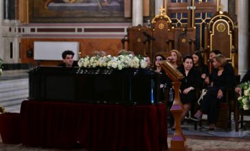 Συγκίνηση, αναμνήσεις και χειροκρότημα στην κηδεία της Μάρως Κοντού