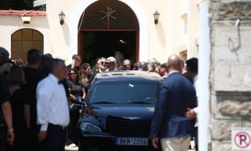 Οδύνη στην κηδεία του Λορέντζο Καριέρε – Δείτε εικόνες