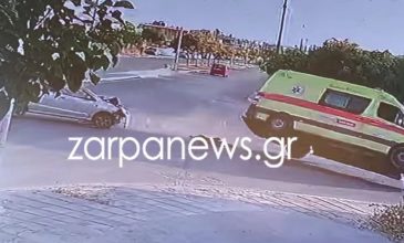 Βίντεο-ντοκουμέντο δείχνει τη στιγμή που τουμπάρει ασθενοφόρο μετά τη σύγκρουση με ΙΧ στα Χανιά – Ο ασθενής κατέληξε από ανακοπή