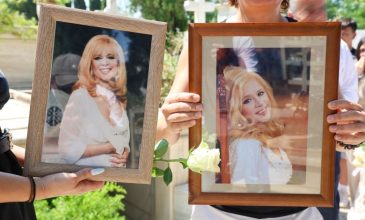 Πλήθος κόσμου στο μνημόσυνο για τα 30 χρόνια από τον θάνατο της Αλίκης Βουγιουκλάκη