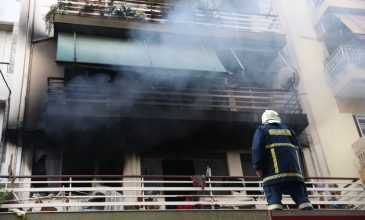 Ξέσπασε φωτιά σε διαμέρισμα στον Πειραιά