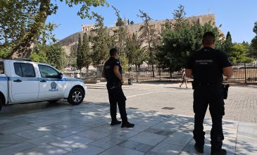 Τρόμος στην Ακρόπολη: Ποινικό παρελθόν έχει ο δράστης που επιτέθηκε με μαχαίρι σε τουρίστες – «Είδαμε τη γυναίκα, ήταν χτυπημένη στην πλάτη»