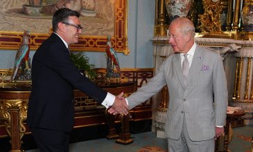 Ο Αντι Μπέρναμ υπόσχεται δεκαετές πρόγραμμα για την ανάκαμψη του Ηνωμένου Βασιλείου – Δεσμεύεται ότι «δεν θα ρισκάρει» με την οικονομία