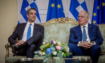 Δεξίωση στο Προεδρικό Μέγαρο: Συνομιλία του πρωθυπουργού με τους τέσσερις τιμητικά προσκεκλημένους