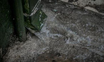 Μεγάλη επιχείρηση καθαρισμού των δρόμων από τα συνεργεία του Δήμου Αθηναίων μετά την έντονη κακοκαιρία