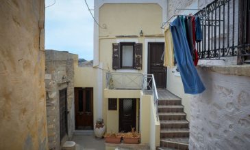 Δολοφονία της 41χρονης διασώστριας του ΕΚΑΒ στη Σύρο: Ποινικές διώξεις στο ζευγάρι που έχει συλληφθεί – Ολοκληρώθηκε η αναπαράσταση του μαχαιρώματος