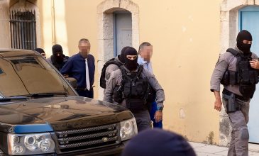 Ελεύθερος με περιοριστικούς όρους και καταβολή εγγύησης ύψους 20.000 ευρώ ο ιατροδικαστής Χανίων – Τι δήλωσαν οι δικηγόροι του