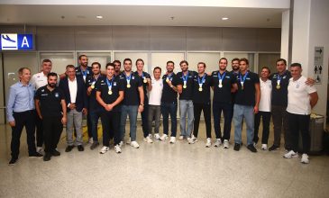 Θερμή υποδοχή για τους πρωταθλητές κόσμου του πόλο στο «Ελευθέριος Βενιζέλος» – Δείτε φωτογραφίες