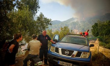 Τραυματίστηκε πυροσβέστης κατά τη διάρκεια της επιχείρησης κατάσβεσης της φωτιάς στο Πλωμάρι
