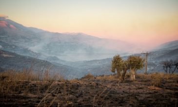 Συνεχίζεται η επιχείρηση κατάσβεσης της πυρκαγιάς στο Ρέθυμνο – Δεν επιχειρούν εναέρια μέσα λόγω των θυελλωδών ανέμων