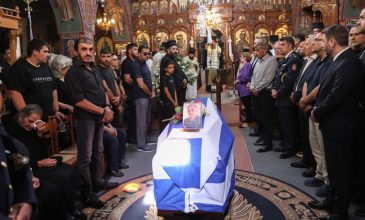 Βαρύ πένθος στο τελευταίο αντίο του 58χρονου πυροσβέστη που πέθανε στην μεγάλη φωτιά του Ρεθύμνου