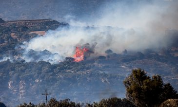 Μαίνεται ο πύρινος εφιάλτης στο Ρέθυμνο: Ενισχύθηκαν οι πυροσβεστικές δυνάμεις στη νέα πυρκαγιά στον Ασώματο – Διαδοχικά μηνύματα του 112 για εκκενώσεις