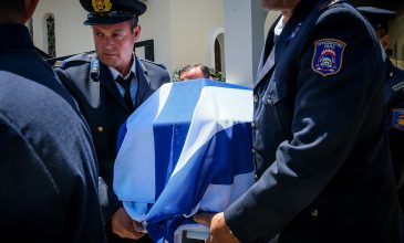 Η Κρήτη αποχαιρετά τον πυροσβέστη Παντελή Διαμαντάκη, ο οποίος έχασε τη ζωή του εν ώρα καθήκοντος κατά την πυρκαγιά στο Ρέθυμνο