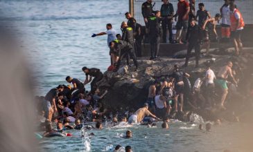 Ο Τραμπ και η ευρωπαϊκή ακροδεξιά κατηγορούν την Ισπανία για τα γεγονότα στη Θέουτα