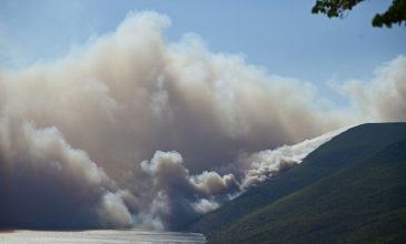 Μαίνονται τα πύρινα μέτωπα σε Βοιωτία και Πόρτο Γερμενό – Διαδοχικά 112 για εκκενώσεις οικισμών