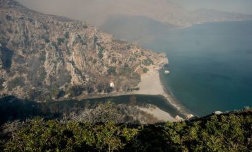 «Μάχη» με τις αναζωπυρώσεις της φωτιάς στο Ρέθυμνο
