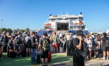 Μαζική έξοδος των αδειούχων Aυγούστου – Πάνω από 61.000 επιβάτες αναχώρησαν από τα λιμάνια της Αττικής