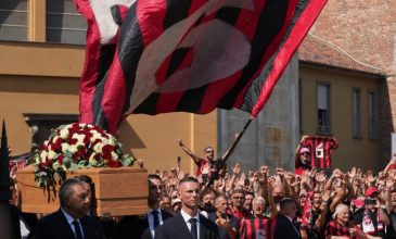 Χιλιάδες τιφόζι για το τελευταίο «αντίο» στον Φράνκο Μπαρέζι στο Μιλάνο – Δείτε εικόνες