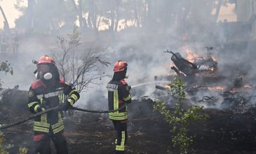 Αδιάκοπα επιχειρούν οι πυροσβεστικές δυνάμεις για την τεράστια πυρκαγιά στη Δυτική Αττική – Η πληγείσα έκταση έχει ξεπεράσει τα 130.000 στρέμματα