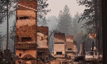 Πύρινος εφιάλτης στην Ουάσινγκτον: Καταστράφηκαν περισσότερα από 700 κτίρια και 64.000 ανθρώποι εγκατέλειψαν τα σπίτια τους