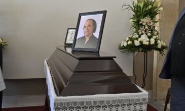 Το τελευταίο «αντίο» είπαν συγγενείς και φίλοι στον σπουδαίο ερμηνευτή και μουσικό, Λάκη Χαλκιά – Δείτε φωτογραφίες