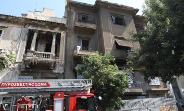 Φωτιά σε κτίριο της οδού Κουμουνδούρου στο κέντρο της Αθήνας