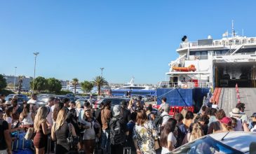 Κορυφώνεται η έξοδος των αδειούχων – Χιλιάδες επιβάτες αναχωρούν από τα λιμάνια