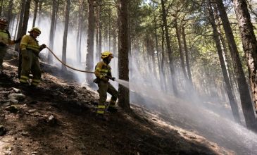 Νέα μεγάλη φωτιά στην Ισπανία: Μάχη με τις φλόγες δίνουν οι πυροσβέστες στην Ανδαλουσία