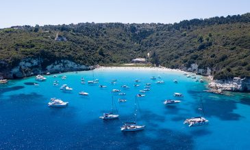 Σύγκρουση δύο τουριστικών σκαφών χωρίς τραυματισμούς στους Αντίπαξους