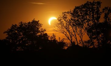 Η ολική έκλειψη ηλίου βύθισε στο σκοτάδι τη δυτική πλευρά της Ισλανδίας