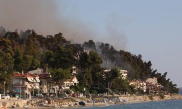 Μεγάλη φωτιά στην Χαλκιδική: Πολλά σπίτια έχουν καταστραφεί – Ζημιές στον βιολογικό καθαρισμό της Σίβηρης – Μαζικές εκκενώσεις και απεγκλωβισμοί δια θαλάσσης