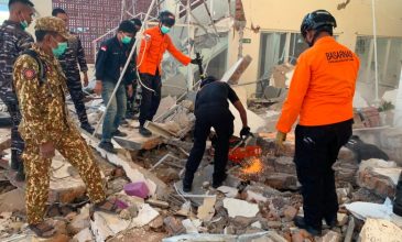 Θανατηφόρος σεισμός στην Ινδονησία: Στους 32 ανέβηκε ο αριθμός των νεκρών