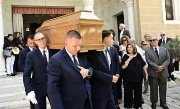 Συγγενείς, φίλοι και πολιτικοί αποχαιρέτησαν τον Στέφανο Μάνο στην Κηφισιά